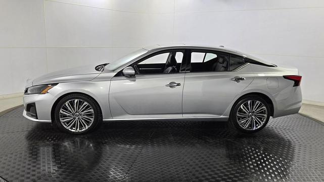 Photo of 2023 Brilliant Silver Metallic Nissan Altima