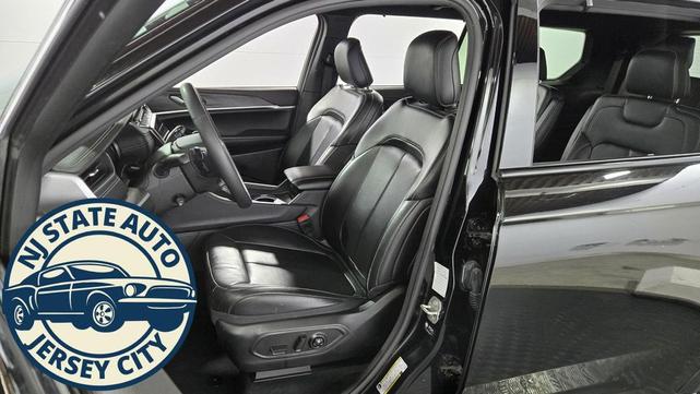 Photo of 2024 Diamond Black Crystal Pearlcoat Jeep Grand Cherokee L