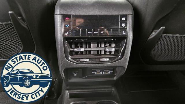 Photo of 2024 Diamond Black Crystal Pearlcoat Jeep Grand Cherokee L