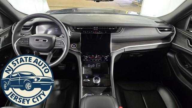 Photo of 2024 Diamond Black Crystal Pearlcoat Jeep Grand Cherokee L