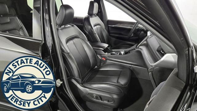 Photo of 2024 Diamond Black Crystal Pearlcoat Jeep Grand Cherokee L