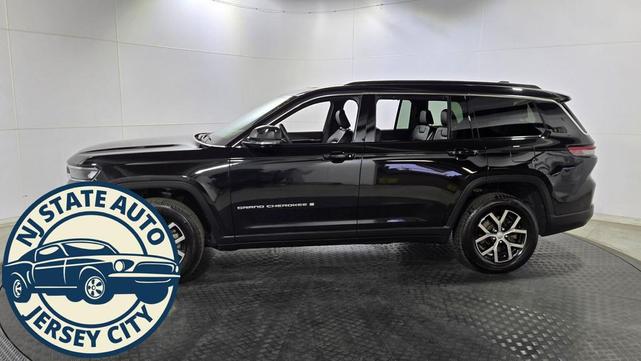 Photo of 2024 Diamond Black Crystal Pearlcoat Jeep Grand Cherokee L