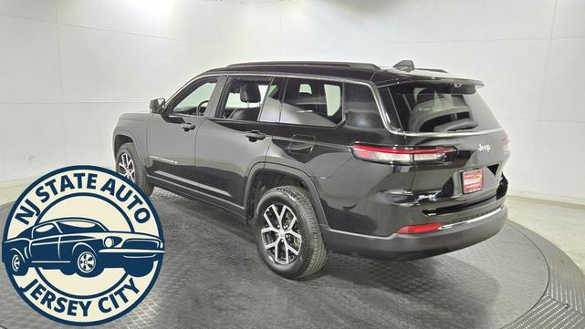 Photo of 2024 Diamond Black Crystal Pearlcoat Jeep Grand Cherokee L