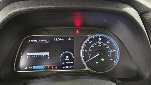 Photo of 2023 Super Black/Pearl White Nissan Leaf