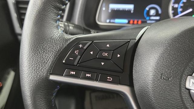 Photo of 2023 Super Black/Pearl White Nissan Leaf