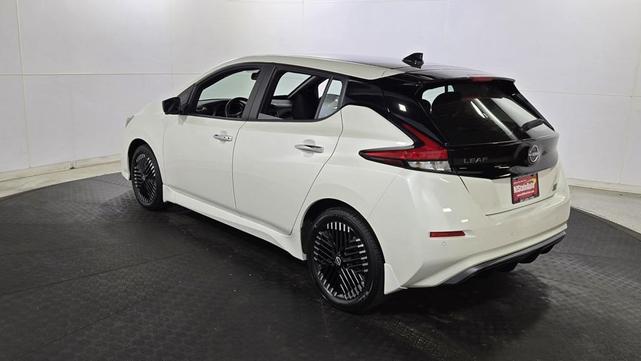 Photo of 2023 Super Black/Pearl White Nissan Leaf