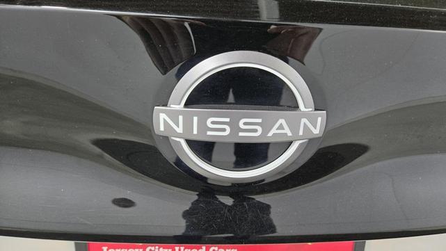 Photo of 2023 Super Black/Pearl White Nissan Leaf