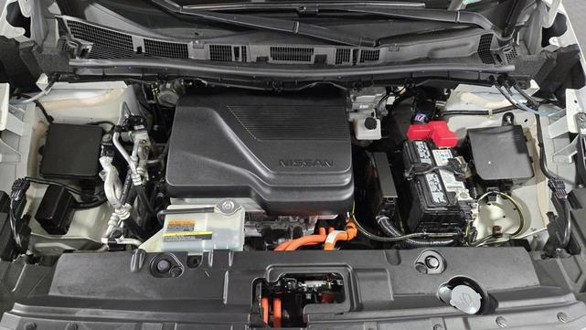Photo of 2023 Super Black/Pearl White Nissan Leaf