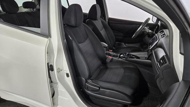 Photo of 2023 Super Black/Pearl White Nissan Leaf