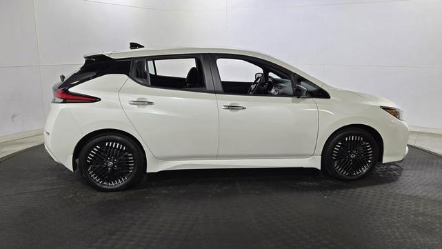 Photo of 2023 Super Black/Pearl White Nissan Leaf