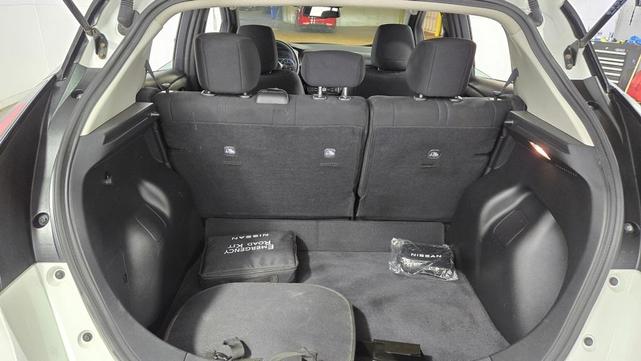 Photo of 2023 Super Black/Pearl White Nissan Leaf