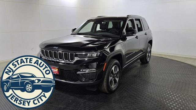 Photo of 2023 Diamond Black Crystal Pearlcoat Jeep Grand Cherokee 4xe