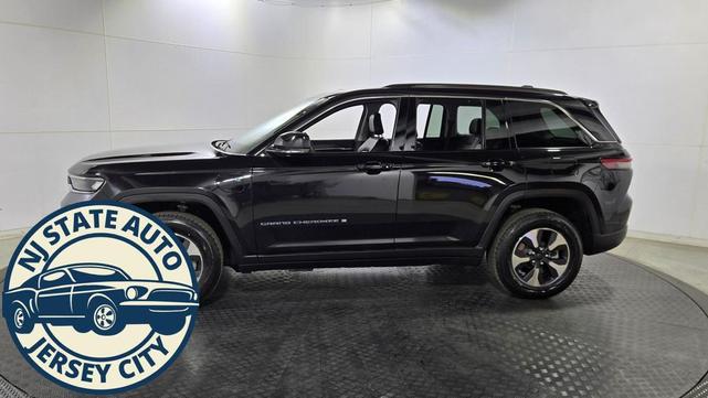 Photo of 2023 Diamond Black Crystal Pearlcoat Jeep Grand Cherokee 4xe