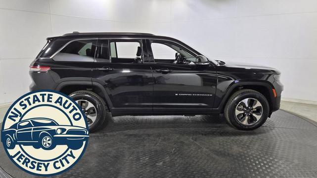 Photo of 2023 Diamond Black Crystal Pearlcoat Jeep Grand Cherokee 4xe