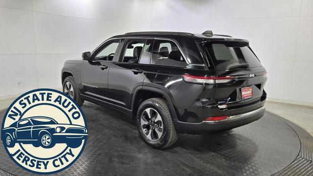 Photo of 2023 Diamond Black Crystal Pearlcoat Jeep Grand Cherokee 4xe