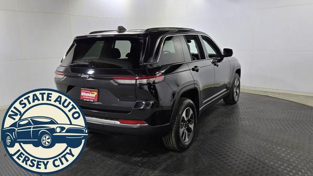 Photo of 2023 Diamond Black Crystal Pearlcoat Jeep Grand Cherokee 4xe