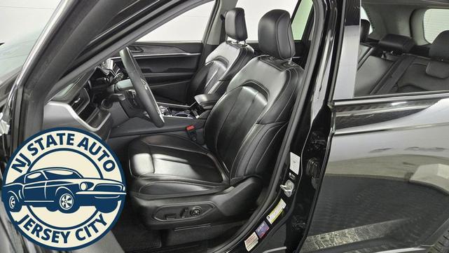 Photo of 2023 Diamond Black Crystal Pearlcoat Jeep Grand Cherokee 4xe