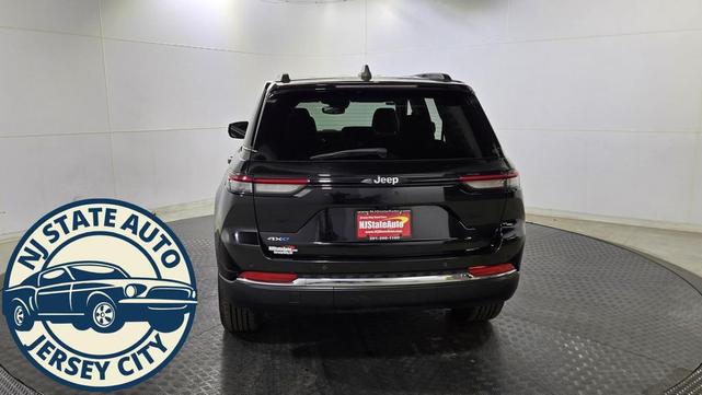 Photo of 2023 Diamond Black Crystal Pearlcoat Jeep Grand Cherokee 4xe