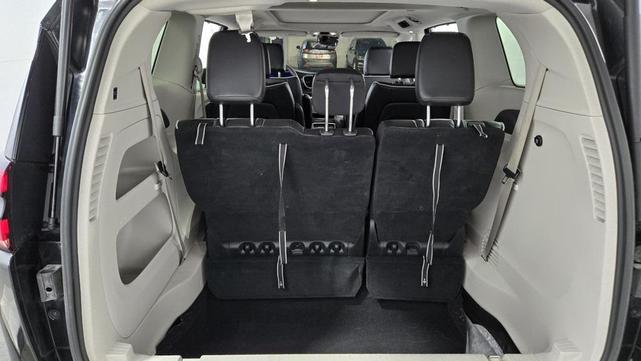 Photo of 2023 Brilliant Black Crystal Pearlcoat Chrysler Pacifica