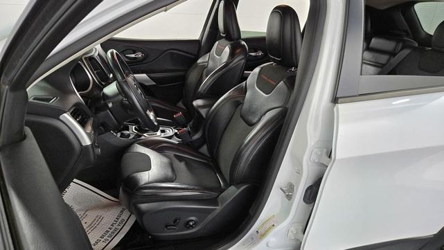 Photo of 2018 Bright White Clearcoat Jeep Cherokee