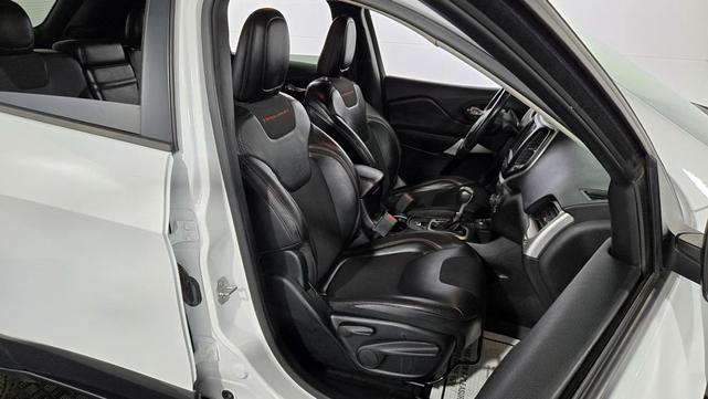 Photo of 2018 Bright White Clearcoat Jeep Cherokee