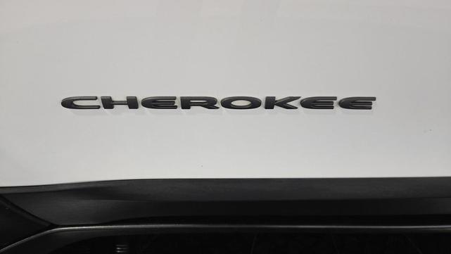 Photo of 2018 Bright White Clearcoat Jeep Cherokee