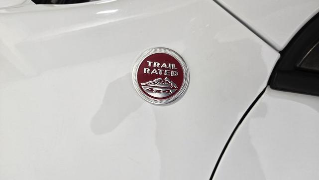 Photo of 2018 Bright White Clearcoat Jeep Cherokee