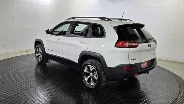 Photo of 2018 Bright White Clearcoat Jeep Cherokee