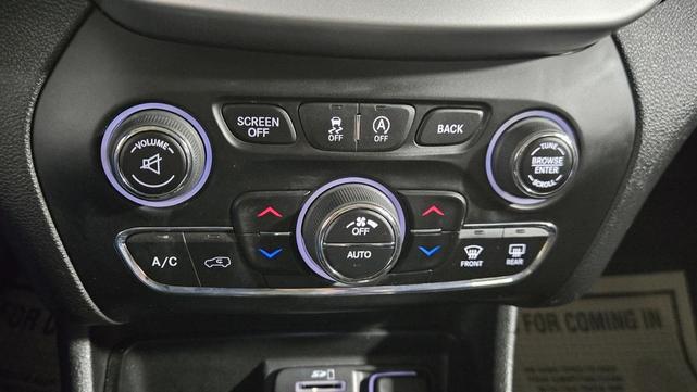 Photo of 2018 Bright White Clearcoat Jeep Cherokee