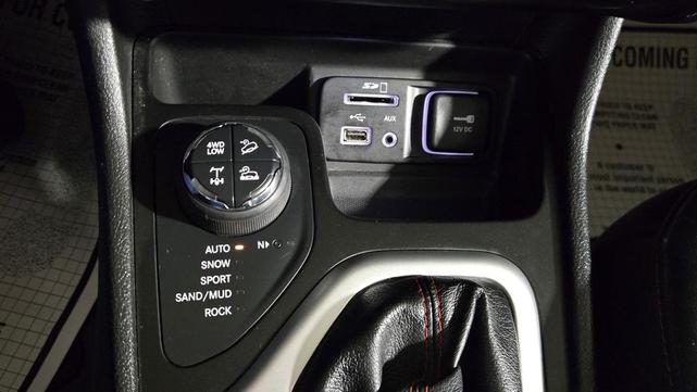 Photo of 2018 Bright White Clearcoat Jeep Cherokee