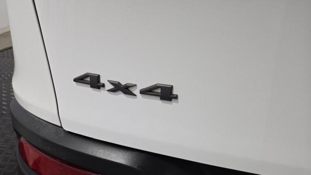 Photo of 2018 Bright White Clearcoat Jeep Cherokee