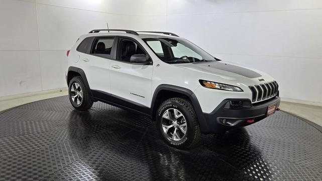 Photo of 2018 Bright White Clearcoat Jeep Cherokee