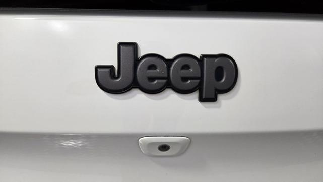 Photo of 2018 Bright White Clearcoat Jeep Cherokee