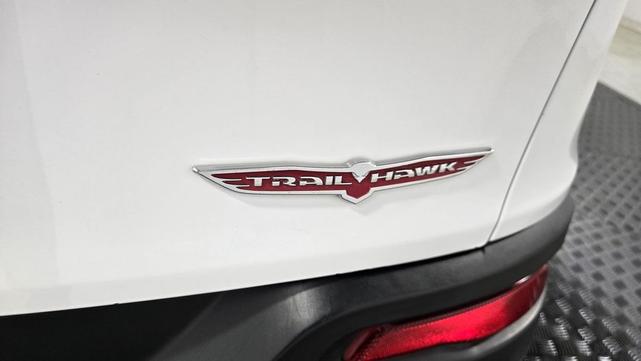 Photo of 2018 Bright White Clearcoat Jeep Cherokee