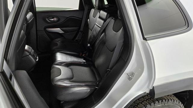 Photo of 2018 Bright White Clearcoat Jeep Cherokee