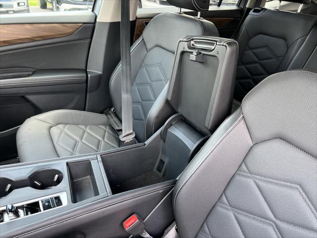 Photo of 2024 Platinum Gray Metallic Volkswagen Atlas