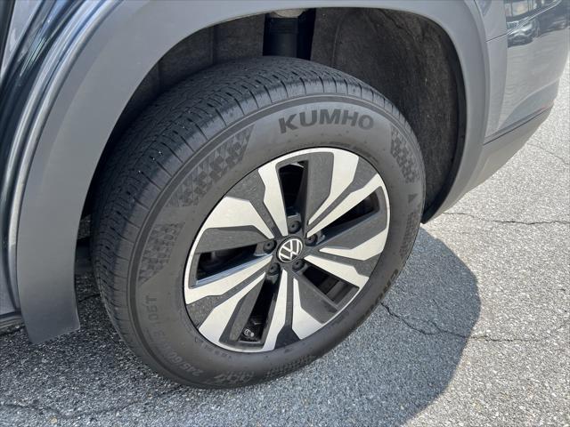 Photo of 2024 Platinum Gray Metallic Volkswagen Atlas