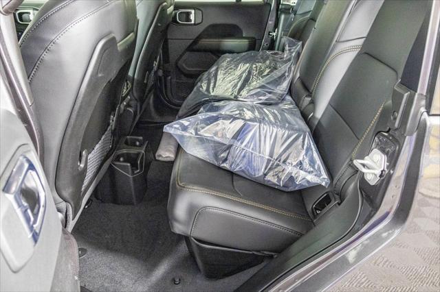 Photo of 2025 Granite Crystal Metallic Clearcoat Jeep Gladiator