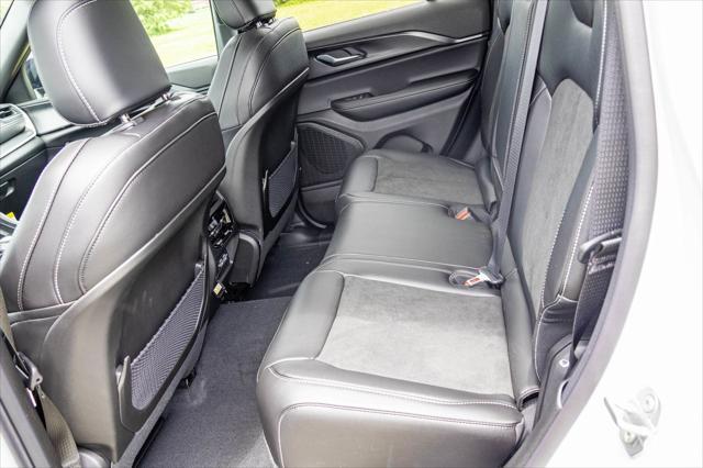 Photo of 2025 Bright White Clearcoat Jeep Grand Cherokee