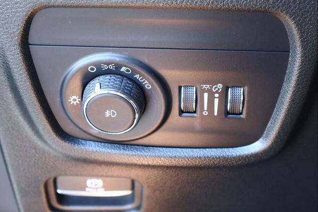 Photo of 2023 Diamond Black Crystal Pearlcoat Jeep Grand Cherokee