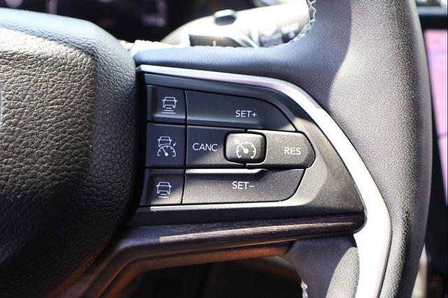 Photo of 2023 Diamond Black Crystal Pearlcoat Jeep Grand Cherokee