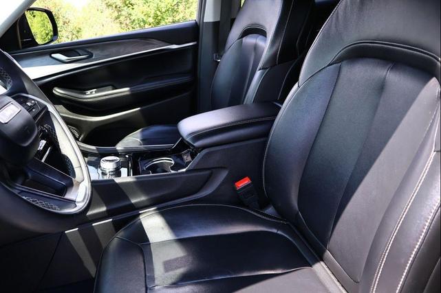 Photo of 2023 Diamond Black Crystal Pearlcoat Jeep Grand Cherokee
