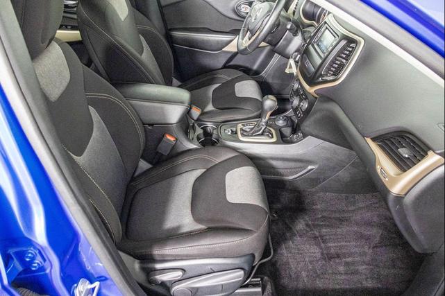 Photo of 2017 Hydro Blue Pearlcoat Jeep Cherokee