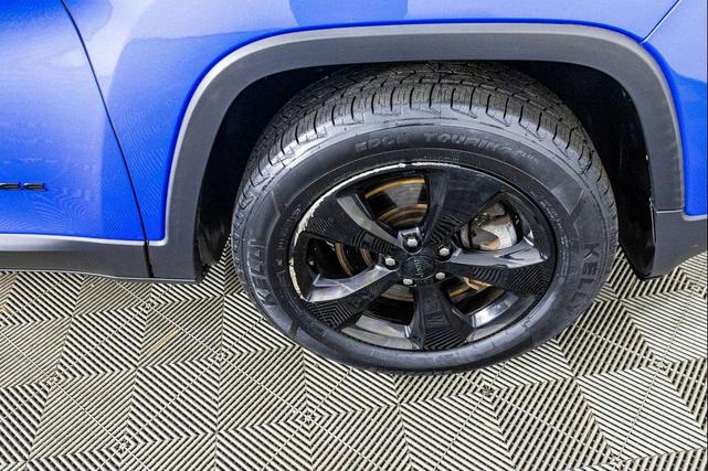 Photo of 2017 Hydro Blue Pearlcoat Jeep Cherokee