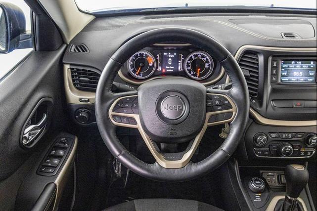 Photo of 2017 Hydro Blue Pearlcoat Jeep Cherokee