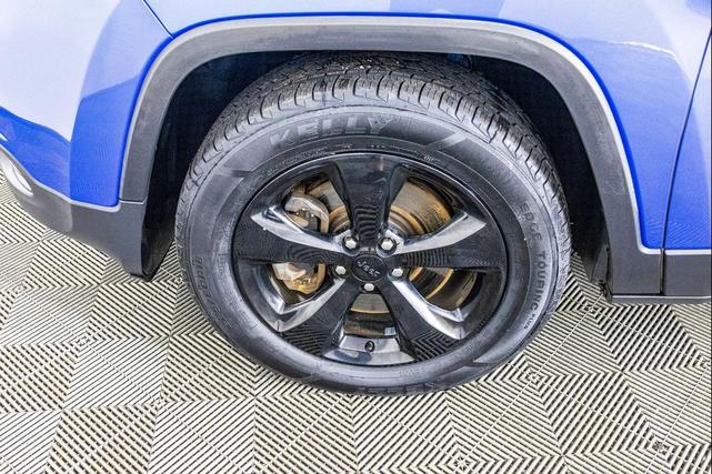 Photo of 2017 Hydro Blue Pearlcoat Jeep Cherokee