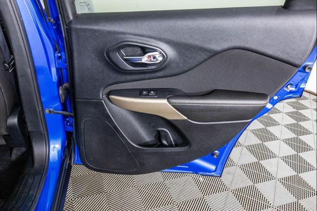 Photo of 2017 Hydro Blue Pearlcoat Jeep Cherokee