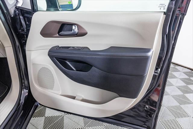 Photo of 2023 Brilliant Black Crystal Pearlcoat Chrysler Voyager