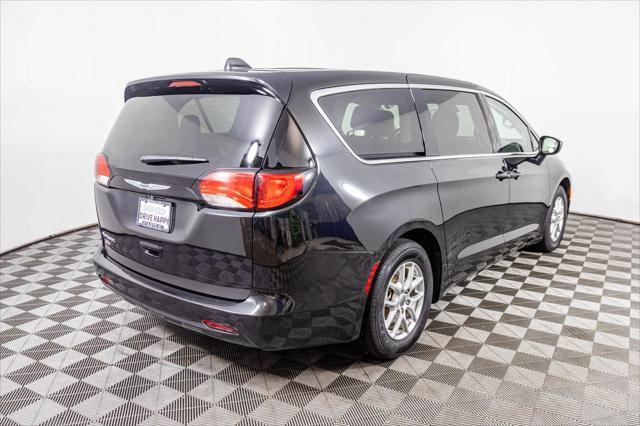 Photo of 2023 Brilliant Black Crystal Pearlcoat Chrysler Voyager