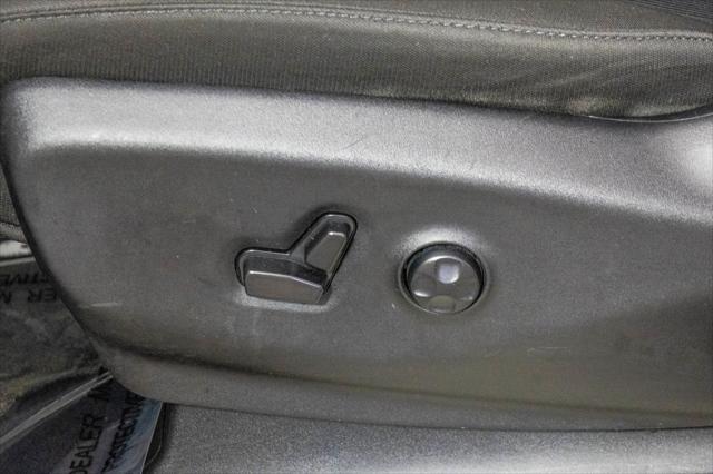 Photo of 2023 Brilliant Black Crystal Pearlcoat Chrysler Voyager